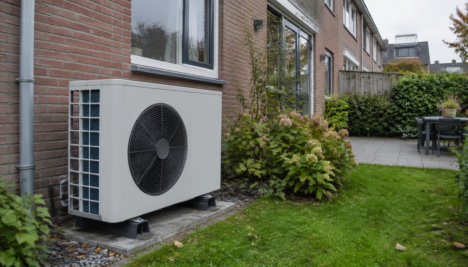 Warmtepomp buitenunit in de tuin van een rijtjeswoning in Uithoorn